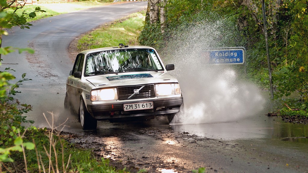 På vej mod det historiske Danmarksmesterskab, forlader Heino Mejer og Bo Mølgaard Kolding Kommune med vask af kommuneskiltet.
(Foto: rallypics.dk – Viggo Johansen)